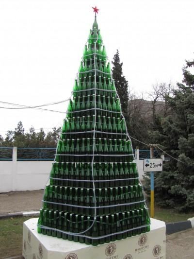У Криму спорудили найвищу в Україні ялинку з пляшок шампанського