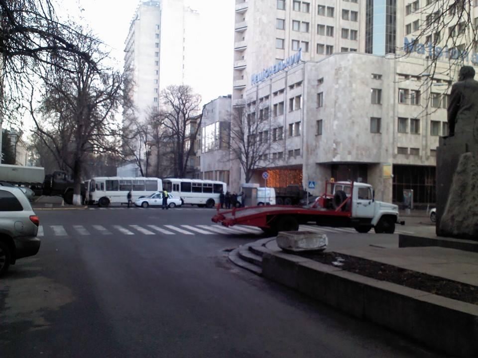 Fb: ГАИ не пропускает в центр Киева авто с евросимволикой