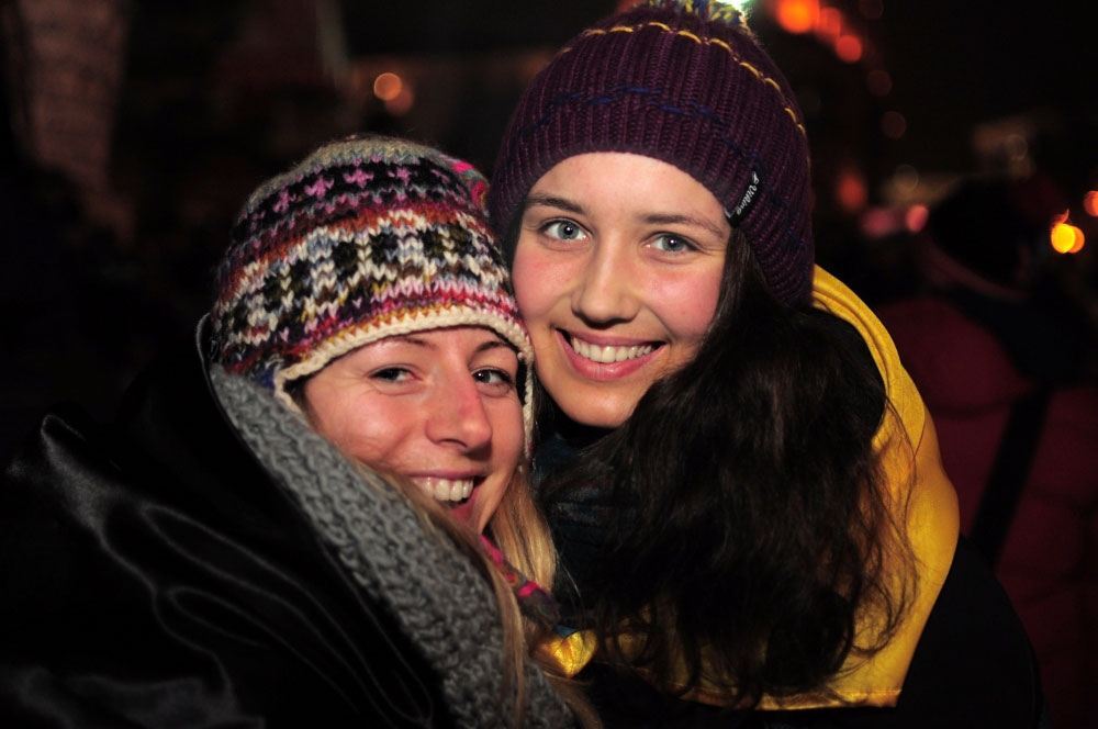 Красиві дівчата Евромайдана підтримують дух революції