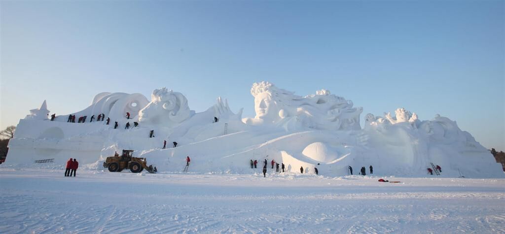 Підготовка до Міжнародної виставки снігових скульптур