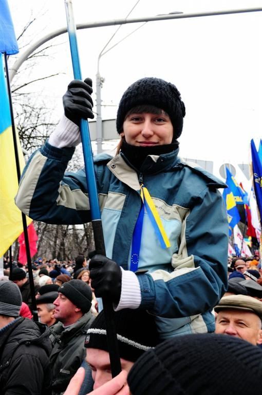 Красиві дівчата Евромайдана підтримують дух революції