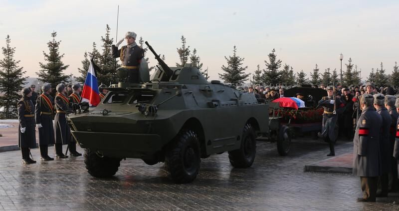 Калашникова похоронили под залпы его автоматов