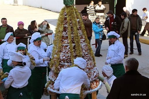 В Крыму сделали двухметровую елку из пирожков