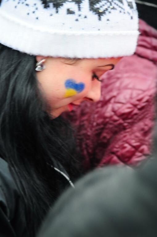 Красивые девушки Евромайдана поддерживают дух революции