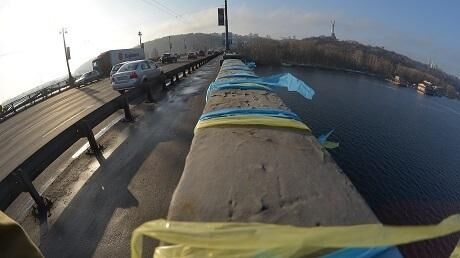 Евромайдановци прикрасили міст Патона синьо-жовтими стрічками 