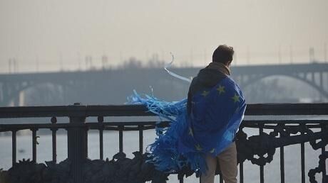 Евромайдановци прикрасили міст Патона синьо-жовтими стрічками 
