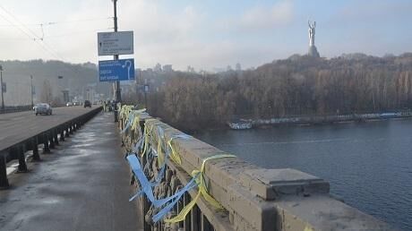 Евромайдановцы украсили мост Патона сине-желтыми лентами 