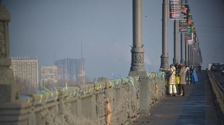 Евромайдановцы украсили мост Патона сине-желтыми лентами 