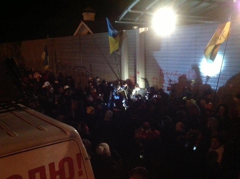 Активисты Автомайдана оставили Азарову и Рыбаку требования на заборе