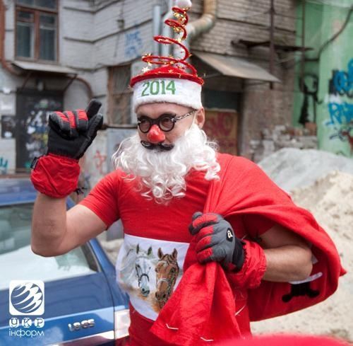 По Днепропетровску пробежались полуголые Деды Морозы 