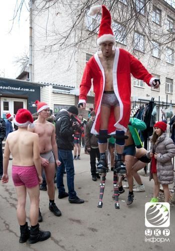 По Днепропетровску пробежались полуголые Деды Морозы 