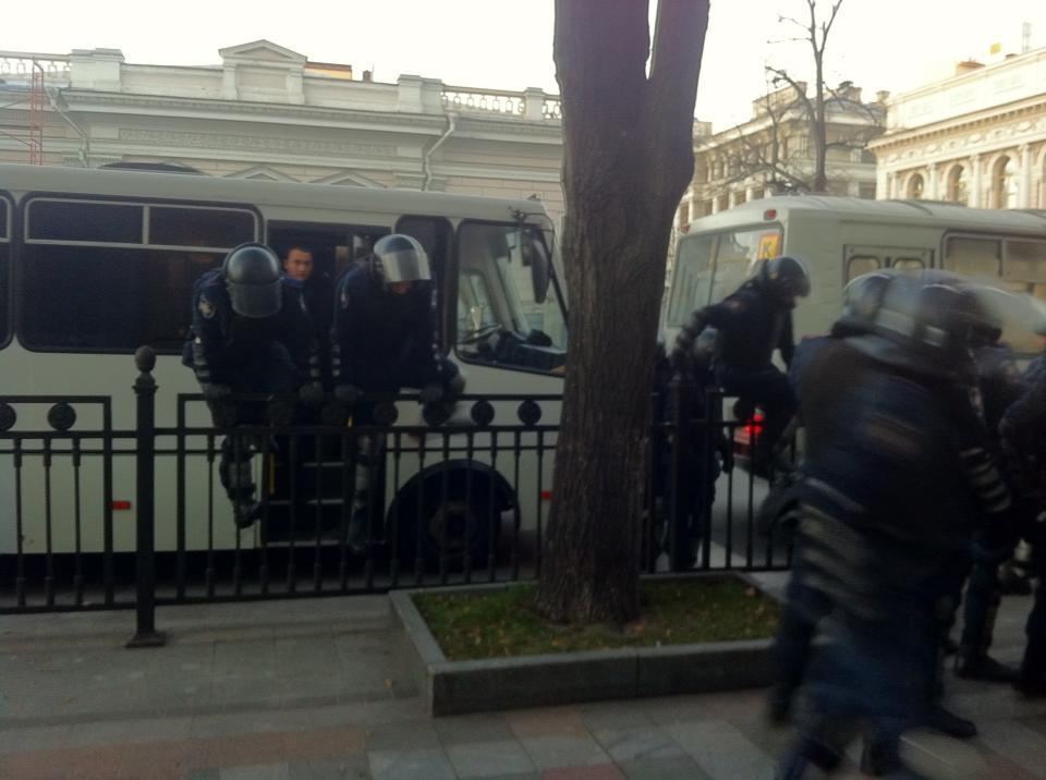 Біля стін ВР 20 автобусів зі співробітниками МВС