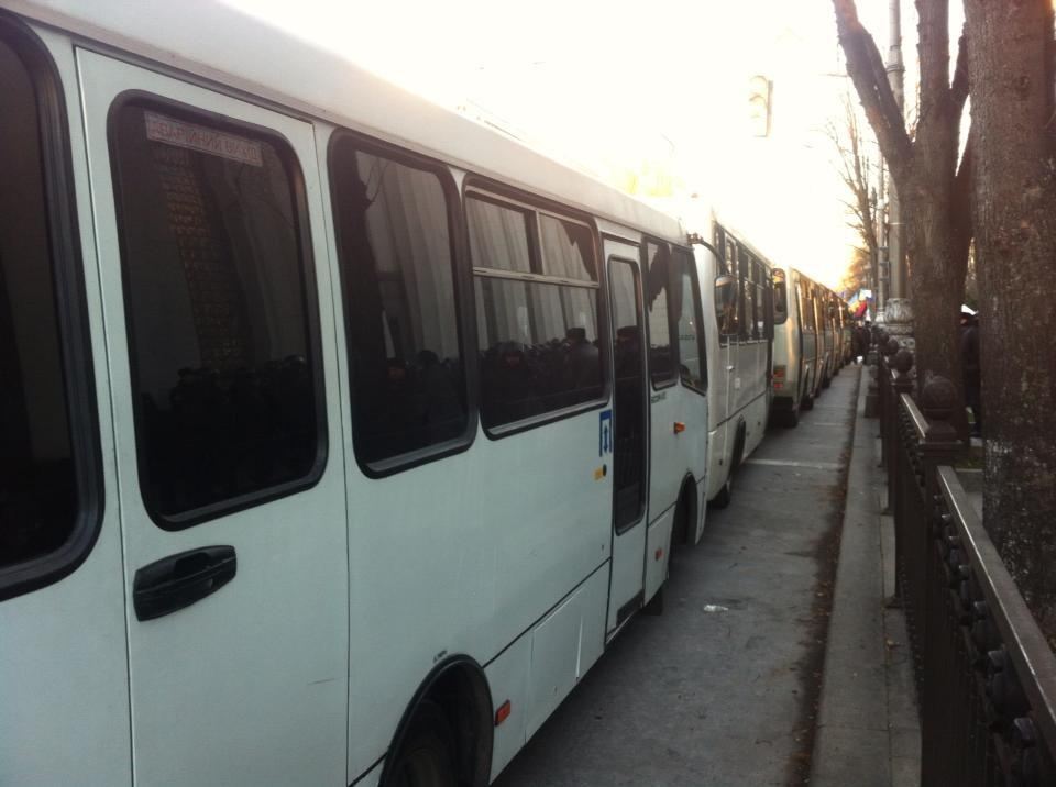Біля стін ВР 20 автобусів зі співробітниками МВС
