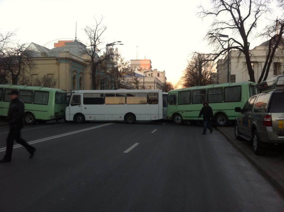 Біля стін ВР 20 автобусів зі співробітниками МВС