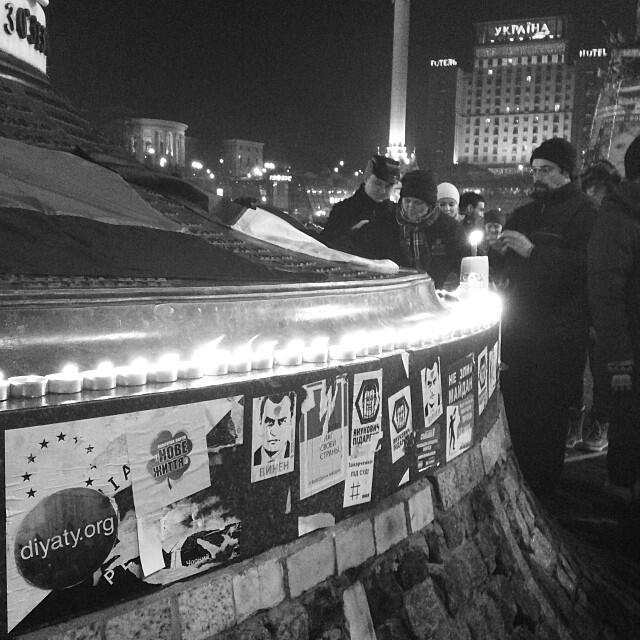 На Майдане зажгли свечи в память о погибших в Волгограде