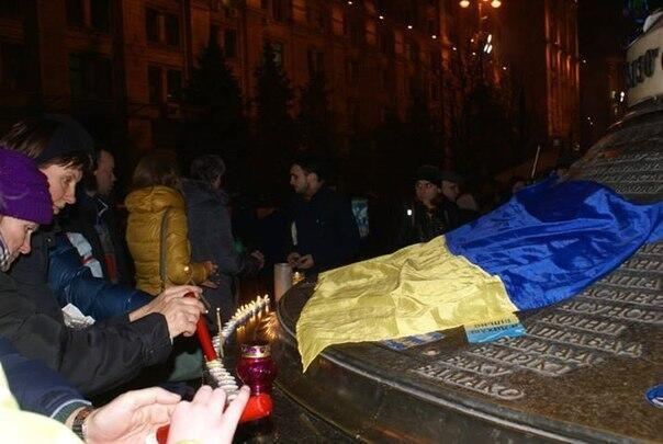 На Майдане зажгли свечи в память о погибших в Волгограде