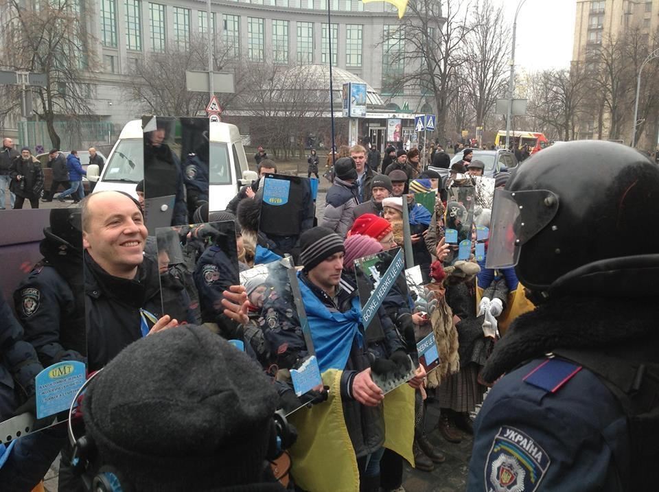 В Киеве милиционеров заставили посмотреть на себя в зеркало