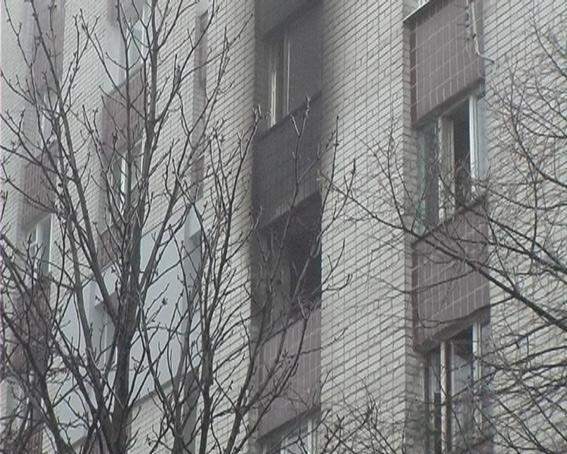 В Харькове милиционер вынес из огня пятилетнего ребенка