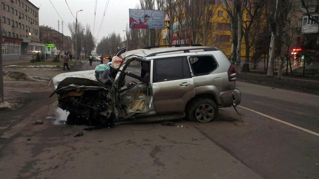 На Донетчине молодежь на внедорожнике задавила пешехода и снесла столб