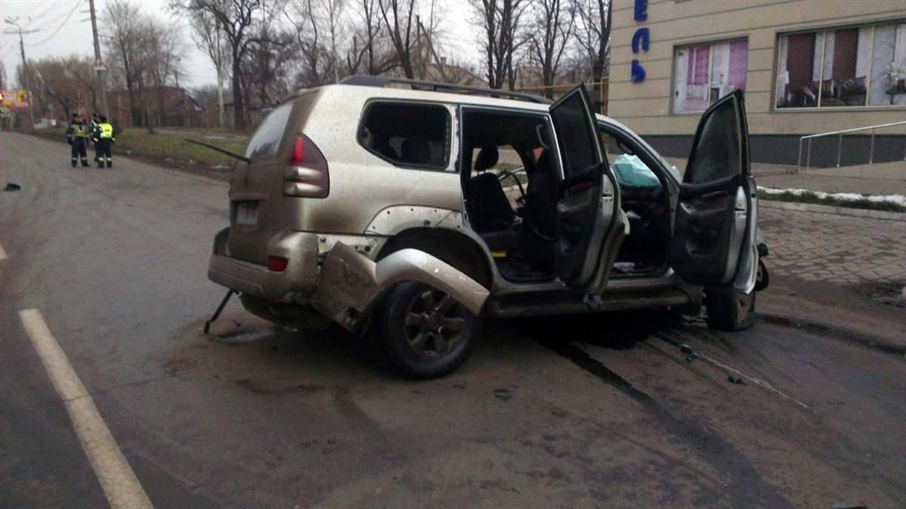 На Донетчине молодежь на внедорожнике задавила пешехода и снесла столб