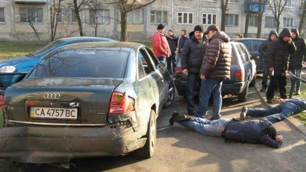 Преступники, устроившие гонки в Киеве, украли у детей мандарины и конфеты