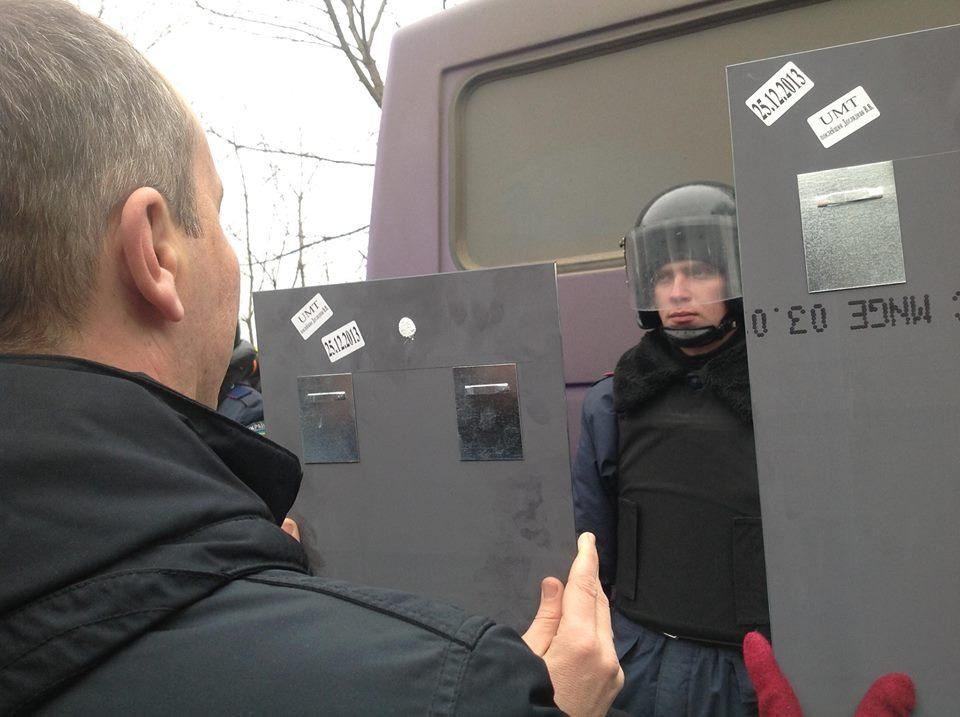 В Киеве милиционеров заставили посмотреть на себя в зеркало