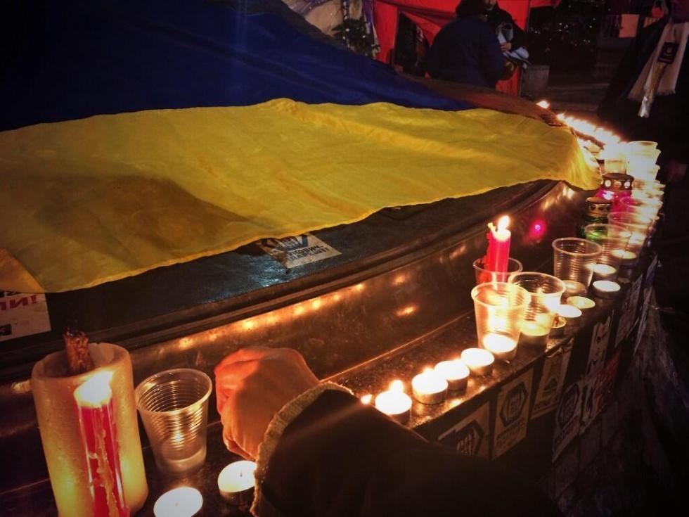 На Майдані запалили свічки в пам'ять про загиблих у Волгограді