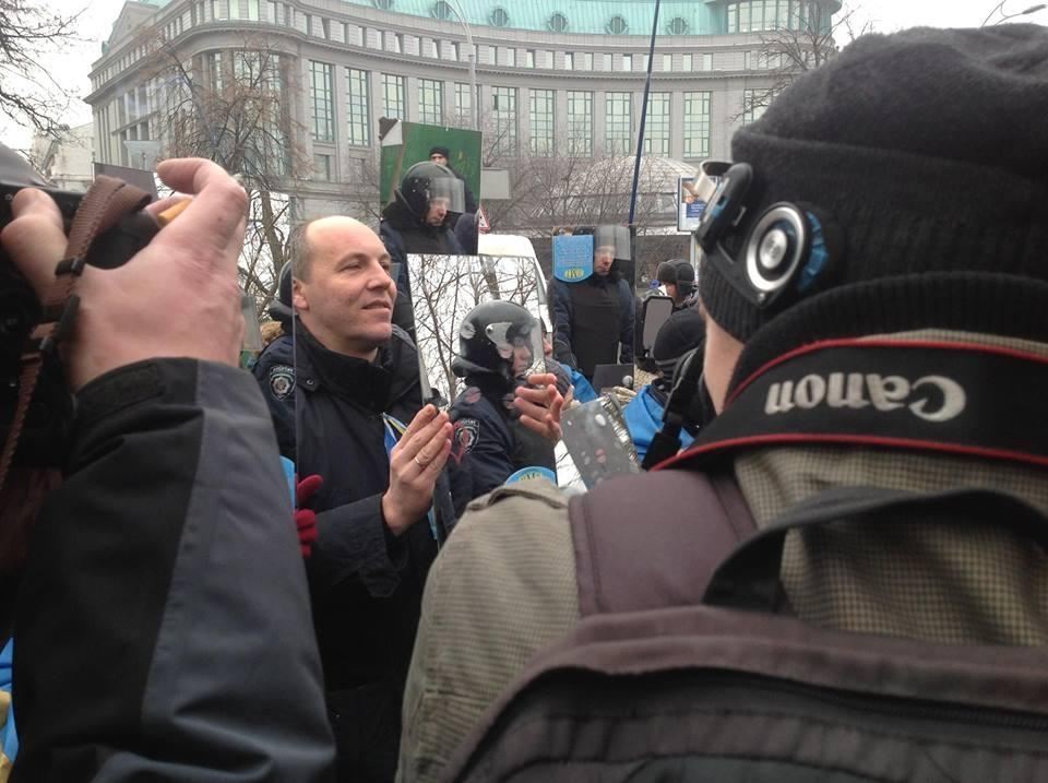 В Киеве милиционеров заставили посмотреть на себя в зеркало