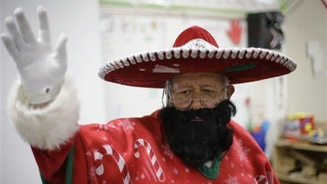 В США испаноговорящих жителей с Новым годом поздравляет Панчо-Клаус