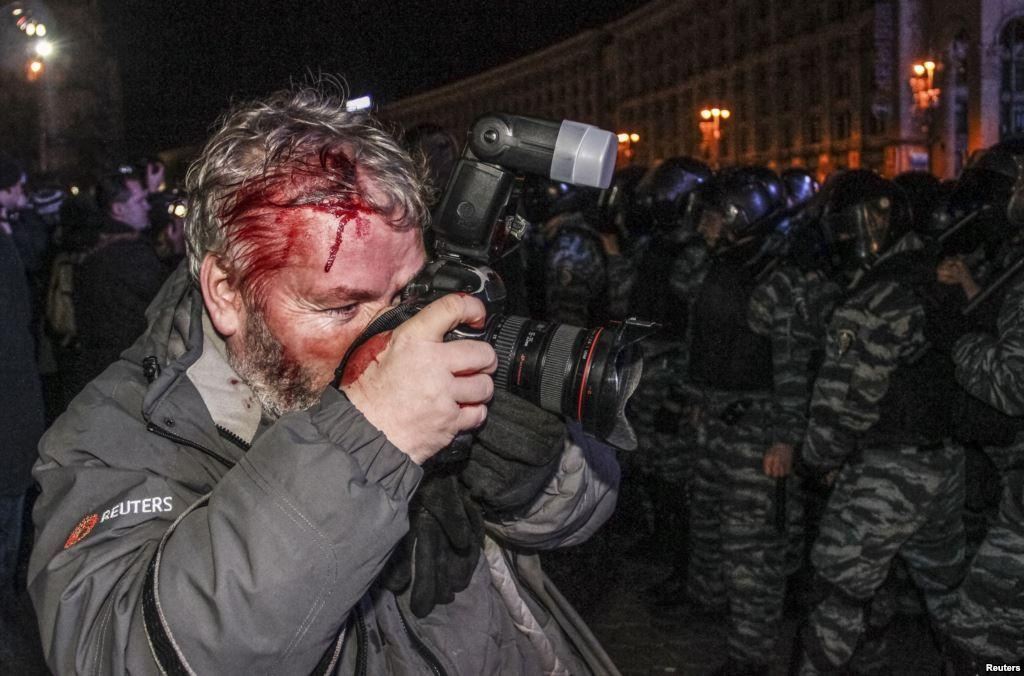 Опознан "беркутовец", который избивал журналистов и студентов на Евромайдане