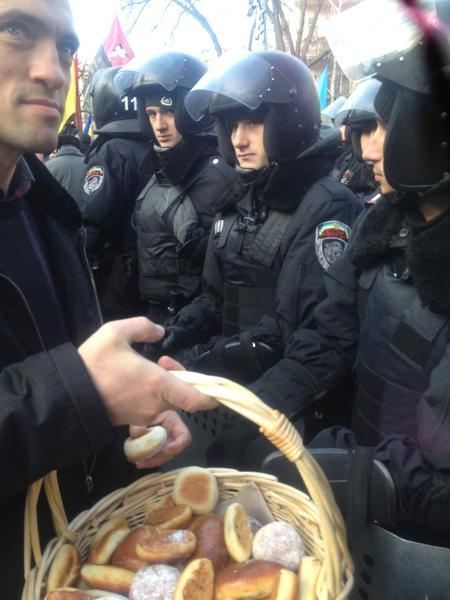 Герман принесла пирожки митингующим и бойцам "Беркута"