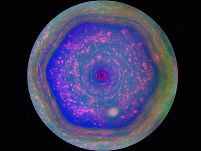 NASA впервые получило качественные фото "шестигранного шторма" на Сатурне