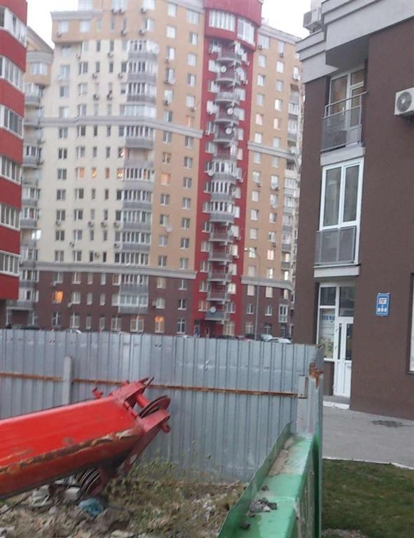 В Киеве возле жилых домов упал строительный кран