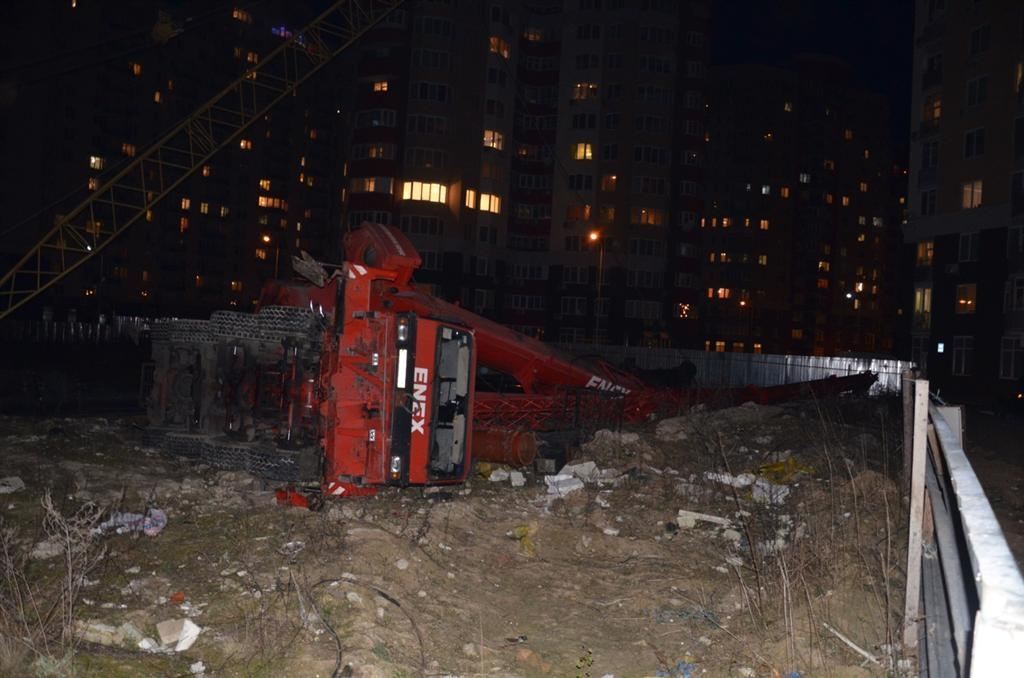 В Киеве возле жилых домов упал строительный кран