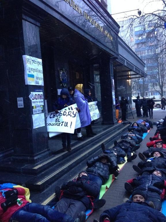 Под Генпрокуратурой устроили лежачий протест