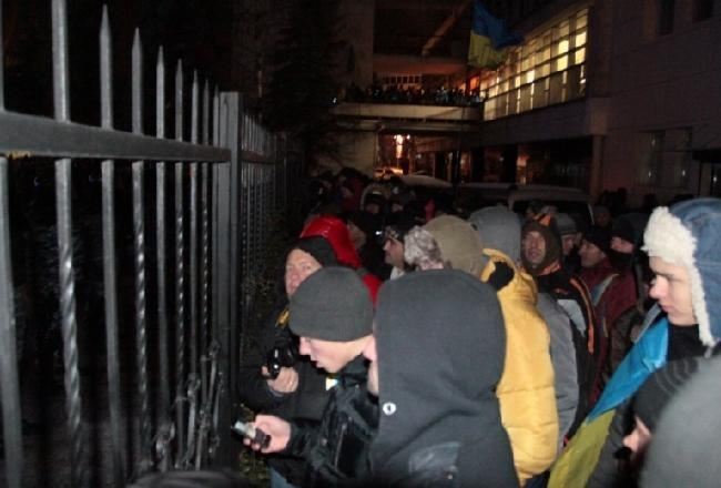 В Киеве митингующие заблокировали здание Шевченковского суда