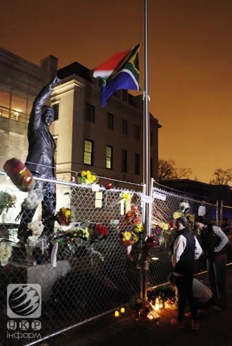 К памятнику Манделы в Вашингтоне несут цветы, в Киеве прошла минута молчания 