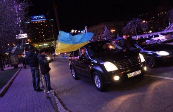На Евромайдан прибула автоколона