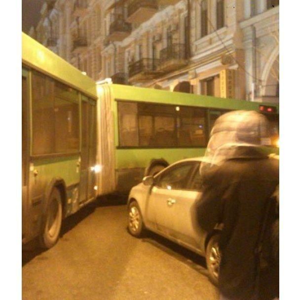 Возле КГГА в ДТП попал автобус с милиционерами
