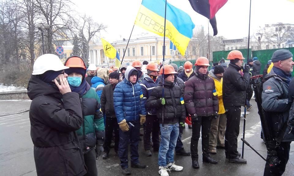 Біля Майдану з'явилися колони міцних хлопців