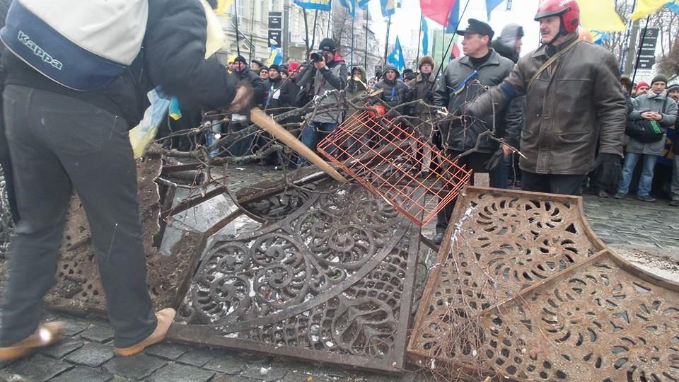 На подступах к Кабмину участники Евромайдана возводят баррикады