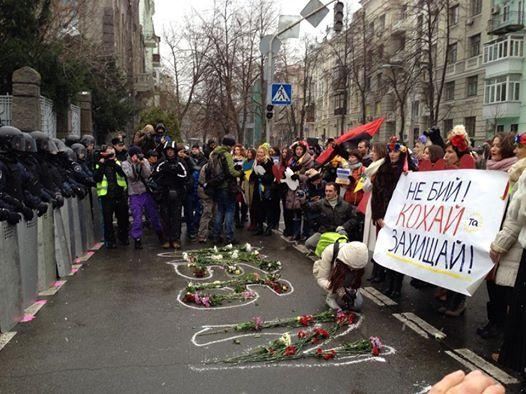 Участницы Евромайдана подарили "беркутовцам" сердце из живых цветов