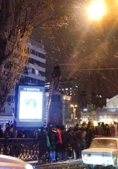 У Києві знесли пам'ятник Леніну