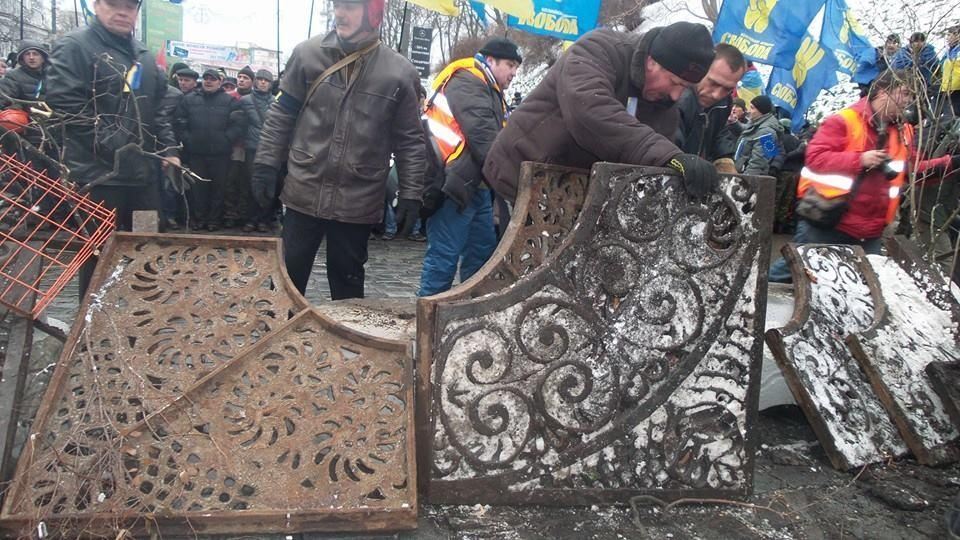 На підступах до Кабміну учасники Евромайдана зводять барикади