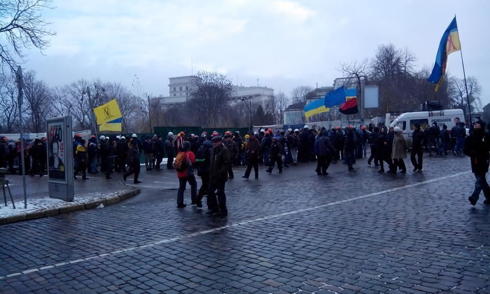 Возле Майдана появились колонны крепких парней 