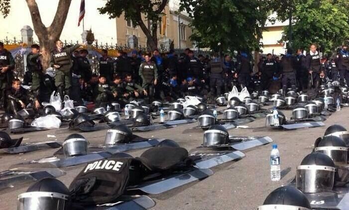 В Таиланде полиция сложила оружие перед протестующими