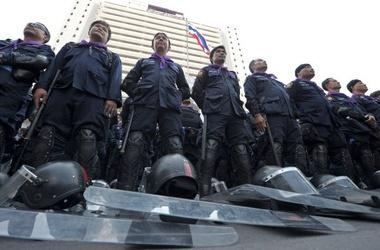 У Таїланді поліція склала зброю перед протестуючими