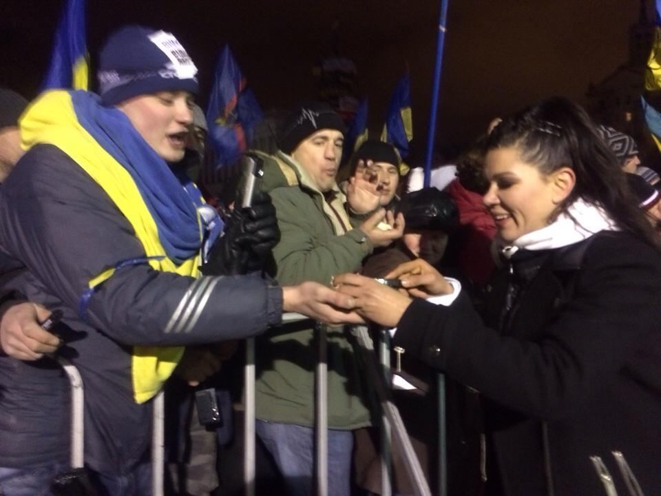 Руслана принесла на Евромайдан торт "Героям Украины"