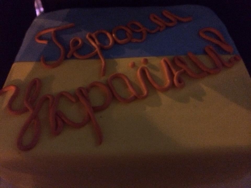 Руслана принесла на Евромайдан торт "Героям Украины"