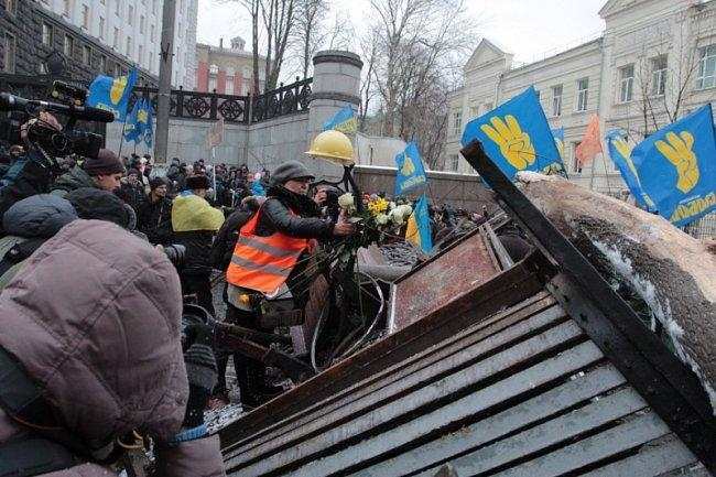 Евромайдан: возле Кабмина растут баррикады